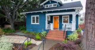 บ้านแนว Country Craftsman สีฟ้าน้ำทะเลสุดสดใส