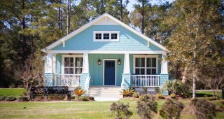 The Seaside Cottage บ้านริมทะเลสีฟ้าใส แต่งภายแต่งสวยวินเทจ