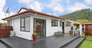 บ้านไม้สีขาวกับ Deck กว้างบนเนินชานเมืองประเทศนิวซีแลนด์
