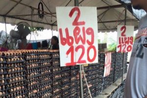 ระวังภัย! แม่ค้าขายไข่ ลูกเล่นเยอะ ติดป้าย 120 ตลอดแนว แต่พอได้รู้ราคาจริง ๆ ถึงกับงง