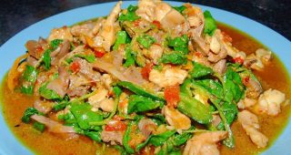แจกสูตรอาหารจานด่วน! ผัดกระเพราเครื่องในไก่ รสเด็ด จัดจ้าน ตามแบบฉบับอาหารที่แม่สอน