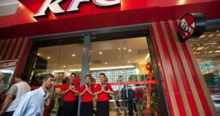 ไก่ทอด KFC เปิดสาขาแรกในพม่า คนแห่เข้าคิวรอซื้อ...เพียง 2 ชม. หมดเกลี้ยง!!