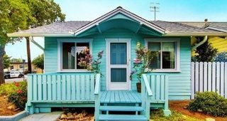 บ้านคอทเทจสีฟ้าน่ารัก ภายในแต่งไม้อารมณ์วินเทจ