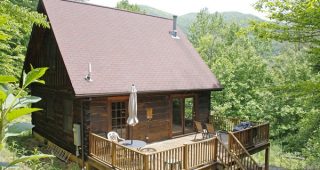 บ้านไม้ยกพื้นระเบียงกว้างขวาง จาก Weaverville