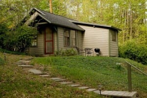 The Woodstock Cottage คอทเทจสีครีมอมเขียวซ่อนตัวในป่านิวยอร์ค
