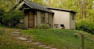 The Woodstock Cottage คอทเทจสีครีมอมเขียวซ่อนตัวในป่านิวยอร์ค