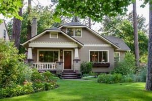 Craftmans Bungalow สีเทาสวยสงบ กลางป่าใน Spokane