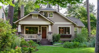 Craftmans Bungalow สีเทาสวยสงบ กลางป่าใน Spokane