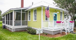 บ้านพักตากอากาศ บนเกาะ Tybee แต่งสดใส ภายในหลากสีสัน