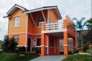 Walnut House บ้านสีส้มสดใสเห็นแต่ไกล มีระเบียงกว้างชั้นสองไว้รับลมทะเล