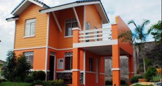 Walnut House บ้านสีส้มสดใสเห็นแต่ไกล มีระเบียงกว้างชั้นสองไว้รับลมทะเล
