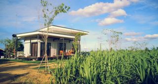 รีวิว : สร้างบ้านชั้นเดียวสไตล์โมเดิร์นลอฟท์ กลางไร่ แบบพอเพียง ด้วยงบประมาณ 1.03 ล้านบาท* รวมบิวท์อินภายใน