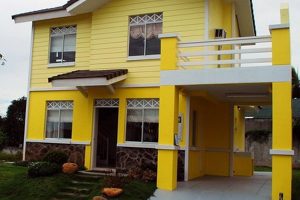 บ้านสองชั้น สดใสด้วยสีเหลืองสด พร้อมที่จอดรถด้านข้าง