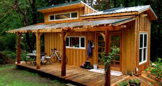 Neva House บ้านไม้หลังกะทัดรัดกลางป่า