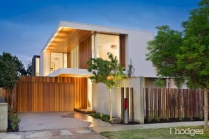 บ้านหรูโมเดิร์นสวยโปร่งด้วยกระจกขนาดใหญ่