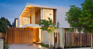 บ้านหรูโมเดิร์นสวยโปร่งด้วยกระจกขนาดใหญ่