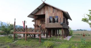 บ้านไม้ยกพื้นสูง สไตล์เรือนไทยล้านนา พร้อมระเบียงชมวิว
