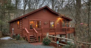 แบบบ้าน Log Cabin พักผ่อนกลางป่าโปร่งจาก Blue Ridge