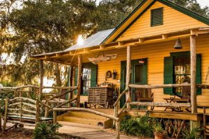 Hunting Lodge บ้านไม้แนว Eco แต่งภายในสวยคลาสสิก