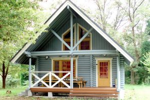 แบบบ้านไม้ Log Cabin สีเทาอมฟ้า