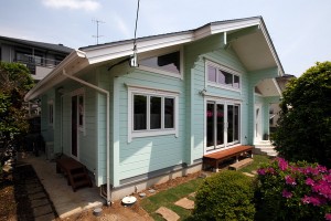 บ้านไม้สีเขียวอ่อน ทั้งหวานทั้งดูสดใสในหลังเดียว