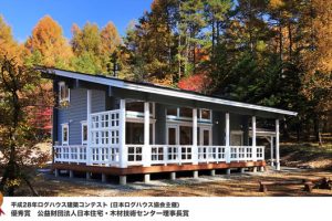 บ้านไม้สีเทาแนวคันทรี่เด่นสุดที่ระเบียงยาวด้านนอก