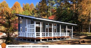 บ้านไม้สีเทาแนวคันทรี่เด่นสุดที่ระเบียงยาวด้านนอก