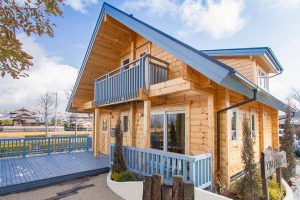 บ้านไม้ Log Home แต่งแซมสีฟ้าอ่อนสดใส