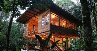 บ้านไม้ใต้ถุนสูง ซ่อนเวลาไว้กลางสวนป่า