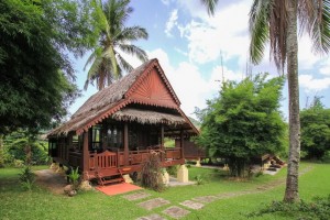 บ้านไม้แต่งสวยวิจิตรศิลปกรรมแบบมาเลเซียในรีสอร์ทสดชื่น