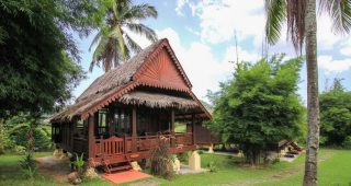 บ้านไม้แต่งสวยวิจิตรศิลปกรรมแบบมาเลเซียในรีสอร์ทสดชื่น
