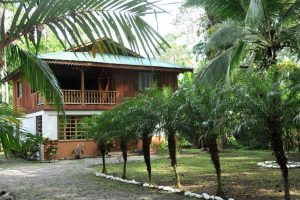 บ้านครึ่งไม้ครึ่งปูนสองชั้น เหมาะกับอากาศร้อนในเมืองไทย