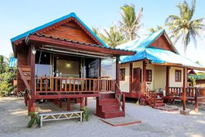 บ้านไม้ยกพื้นริมหาดบนเกาะพะงัน สัมผัสความเย็นลมทะเล