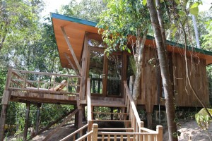 บ้านไม้ยกพื้นบนเนินรับวิวทะเลงามบนเกาะบอเนียว