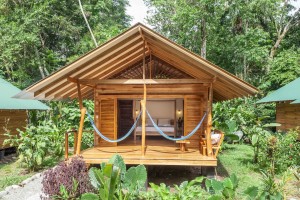 บ้านไม้ยกพื้นดีเทลไม้สวย เปิดโปร่งรับอากาศสดชื่น