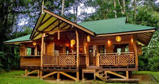 บ้านไม้ชั้นเดียวยกพื้นสวยคลาสสิกบรรยากาศแบบชาวเกาะ