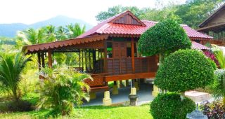 บ้านไม้ยกพื้นงานสวยเนี๊ยบ ท่ามกลางสวนงาม