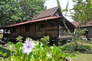 เรือนไม้ยกพื้นผนังไม้สานแบบดั้งเดิม