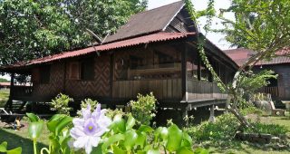 เรือนไม้ยกพื้นผนังไม้สานแบบดั้งเดิม