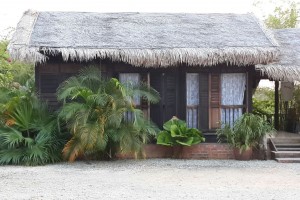 Sayang Villa บ้านโฮมสเตย์ไม้สีเข้มสวยขรึมแต่สดชื่น