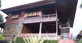 บ้านสองชั้นหลังใหญ่บนเนินเขาบนเกาะชวา