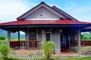 บ้านคอนกรีตชั้นเดียวแต่งสีเทาอมชมพู เรียบแต่ดูดี