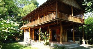 บ้านไม้ยกพื้นโปร่งอารมณ์ทรอปิคอลในคอสตาริก้า