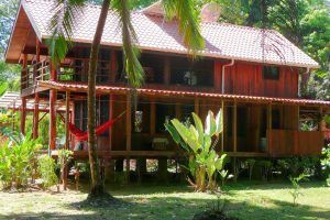 บ้านไม้โปร่งสองชั้นริมหาด ใช้วันว่างนอนเปลญวนเย็นสบาย