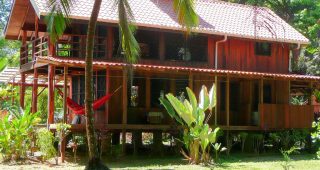 บ้านไม้โปร่งสองชั้นริมหาด ใช้วันว่างนอนเปลญวนเย็นสบาย