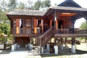 บ้านไม้ยกพื้นริมชายหาดสถาปัตยกรรมแบบมาเลเซีย
