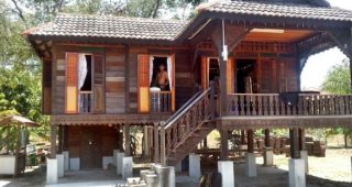 บ้านไม้ยกพื้นริมชายหาดสถาปัตยกรรมแบบมาเลเซีย