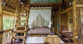 บ้านกระท่อมไม้ไผ่สองชั้น สวยโปร่งแอบหรูได้อีก