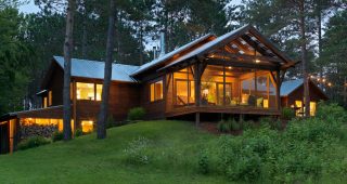 บ้านไม้ดีไซน์หรู พื้นเล่นระดับ ตกแต่งสวยหรู