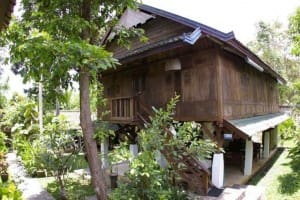 บ้านไม้สองชั้นแต่งภายในสุดคลาสสิกดีไซน์อินโดนีเซีย